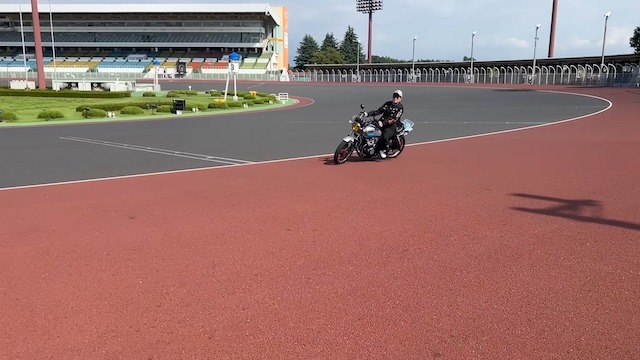 バッドボーイズ佐田、“ちょい悪仕様”ヤマハバイクで爆走の画像