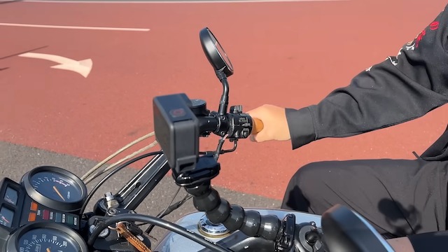 バッドボーイズ佐田、“ちょい悪仕様”ヤマハバイクで爆走の画像