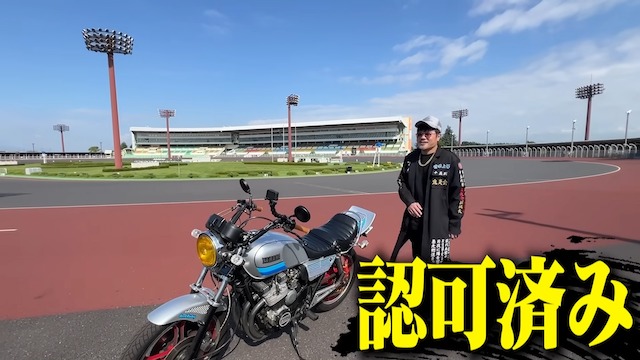 バッドボーイズ佐田、“ちょい悪仕様”ヤマハバイクで爆走の画像