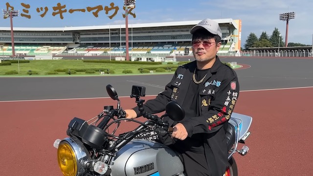 バッドボーイズ佐田、“ちょい悪仕様”ヤマハバイクで爆走の画像