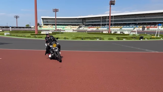 バッドボーイズ佐田、“ちょい悪仕様”ヤマハバイクで爆走の画像