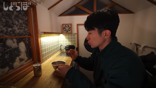 軽トラに小屋をDIYしたYouTuberの理想的な生活の画像