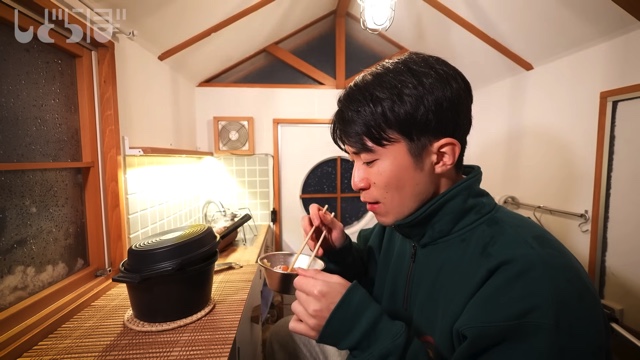 軽トラに小屋をDIYしたYouTuberの理想的な生活の画像