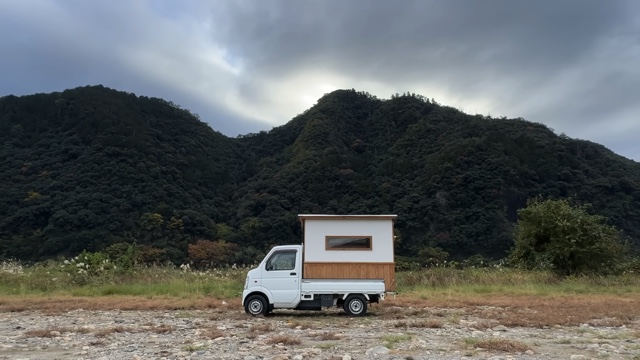 車中泊女子YouTuber、晩酌姿に「癒されます」の画像