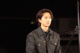 山下智久、国際エミー賞のトロフィーに感激の画像