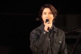 山下智久、国際エミー賞のトロフィーに感激の画像