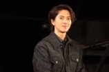 山下智久、国際エミー賞のトロフィーに感激の画像