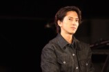 山下智久、国際エミー賞のトロフィーに感激の画像