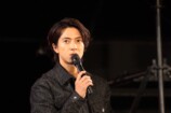 山下智久、国際エミー賞のトロフィーに感激の画像