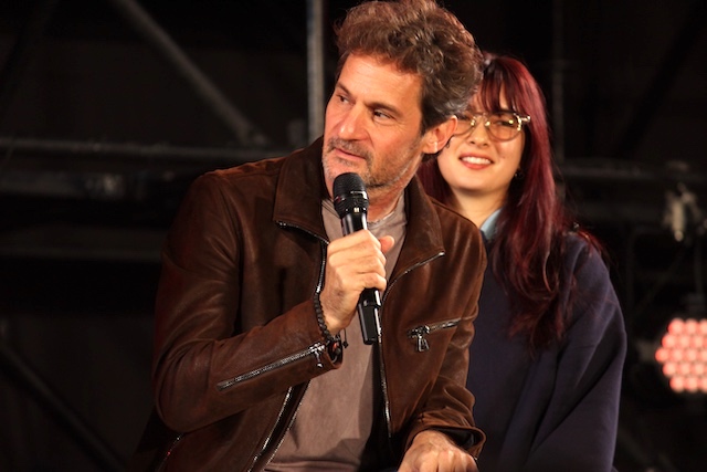 山下智久、国際エミー賞のトロフィーに感激の画像