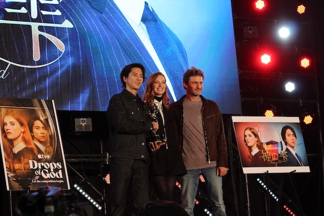 山下智久、国際エミー賞のトロフィーに感激の画像