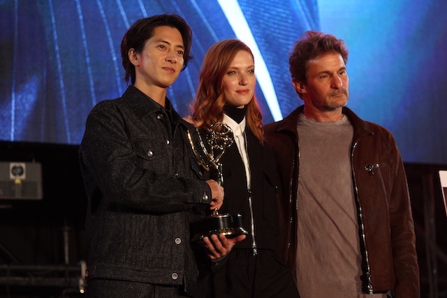 山下智久、国際エミー賞のトロフィーに感激の画像