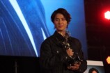 山下智久、国際エミー賞のトロフィーに感激の画像