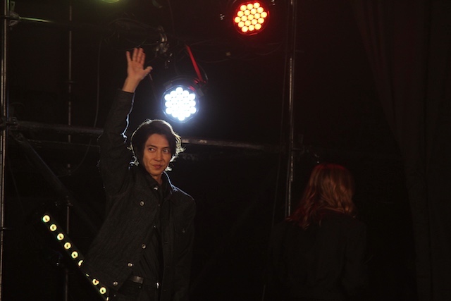 山下智久、国際エミー賞のトロフィーに感激の画像