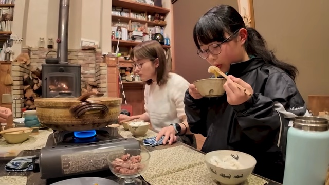 井上咲楽、“ジブリ感満載”の実家で鍋料理の画像