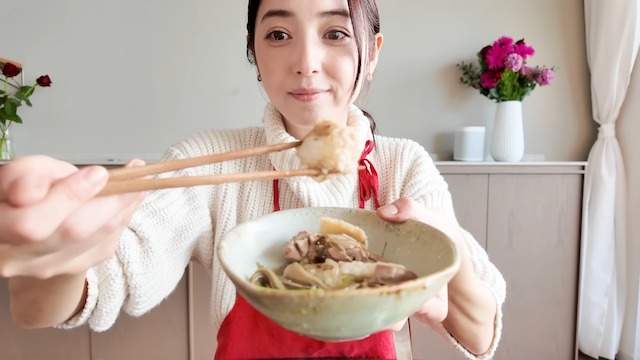 佐々木希、郷土料理づくりの画像