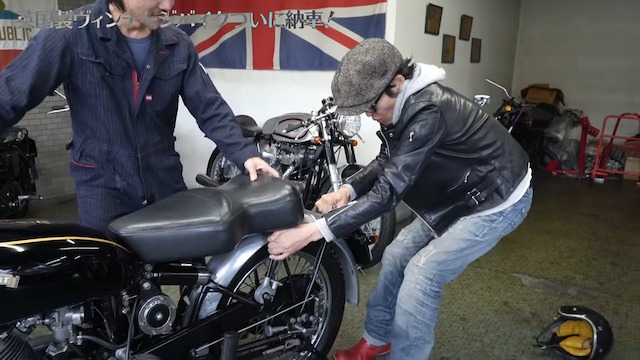 千原ジュニア、英国バイク納車を報告　の画像