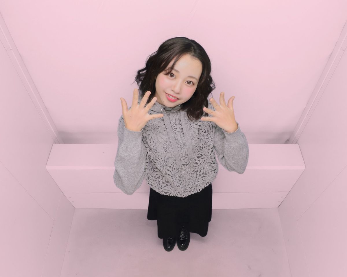 おすすめのポーズは手を顔の近くで広げるポーズ。