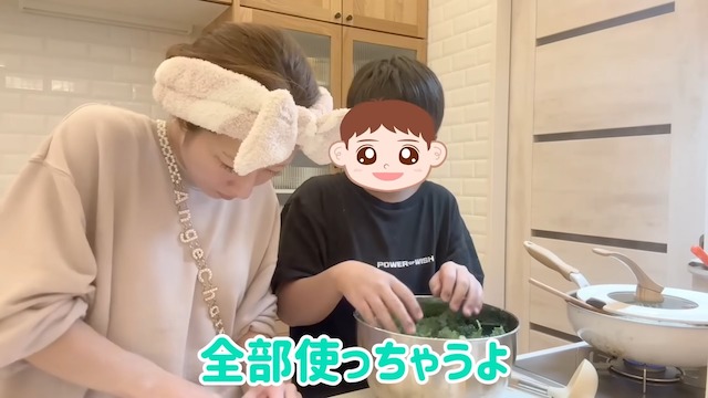 辻希美、愛息とカレー作り　の画像