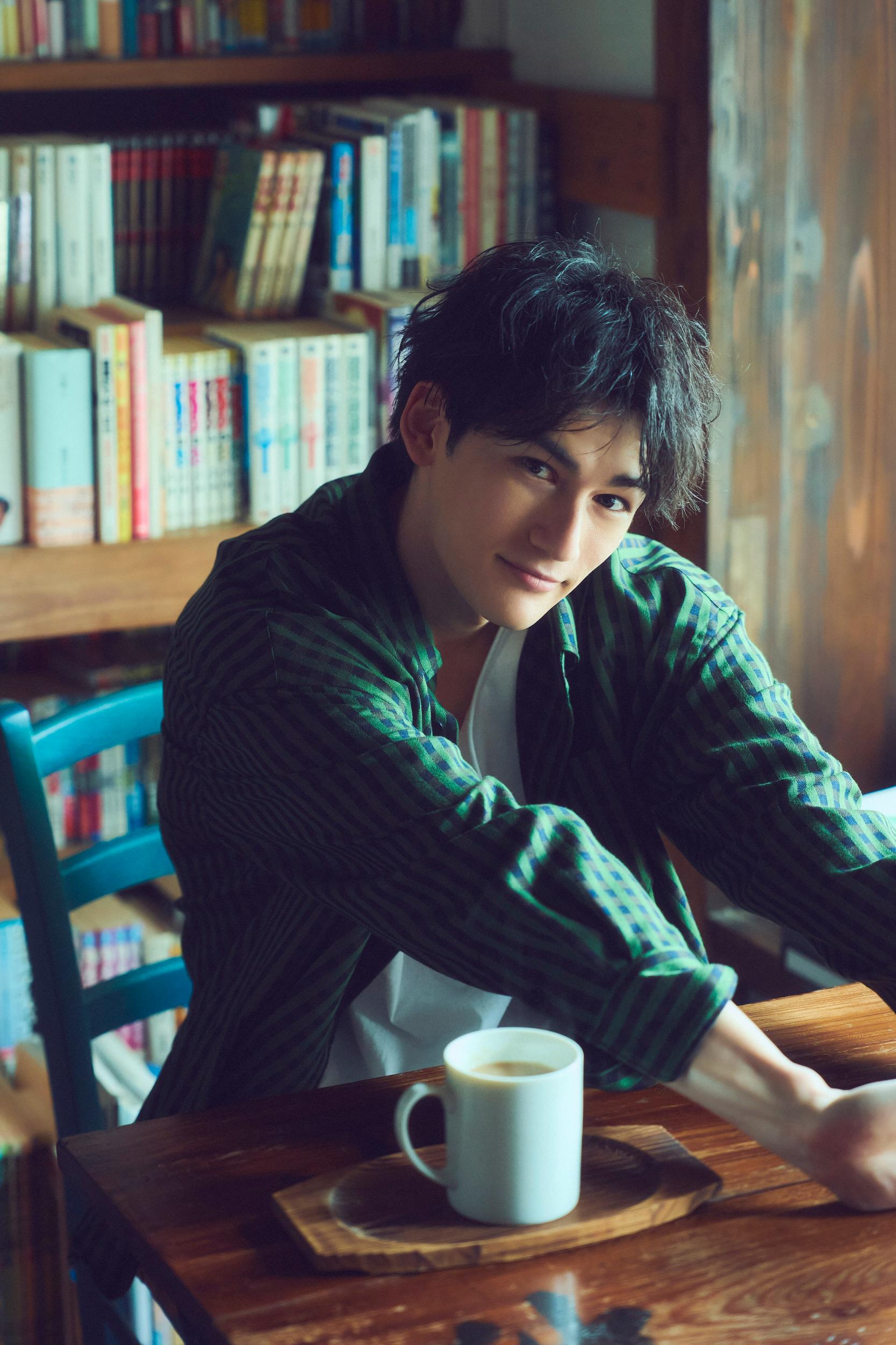 パース・ナクン1st写真集が3月28日発売の画像