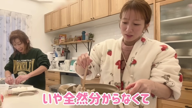 辻希美、親子で夕食作りの画像