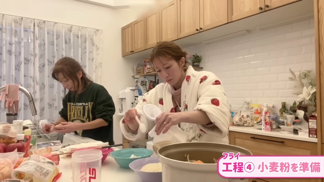 辻希美、親子で夕食作りの画像