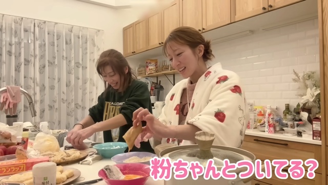 辻希美、親子で夕食作りの画像