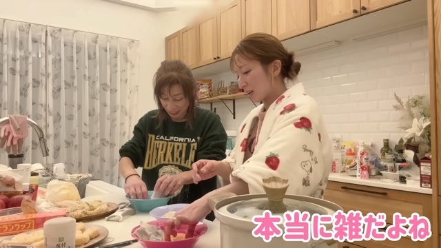 辻希美、親子で夕食作りの画像