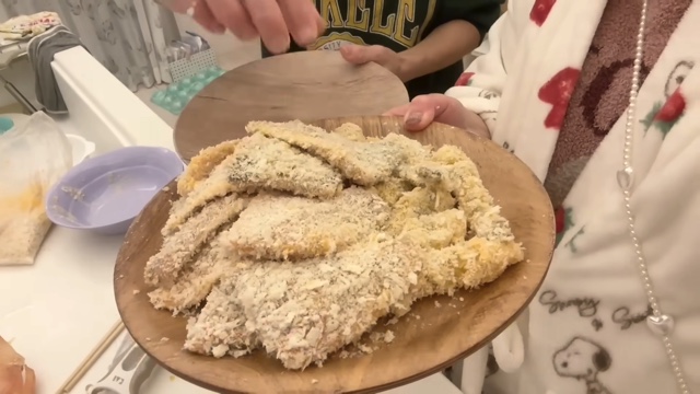 辻希美、親子で夕食作りの画像