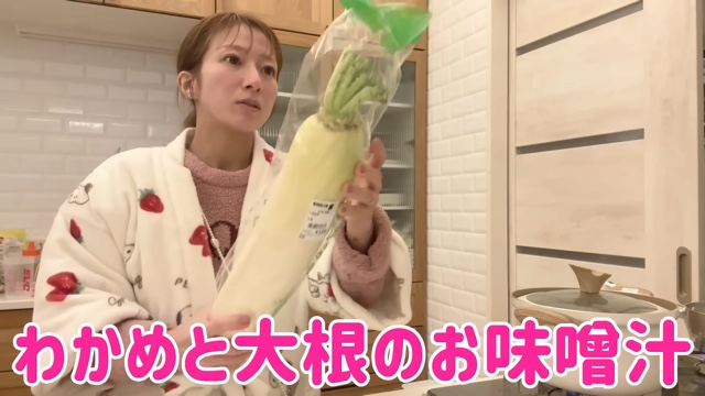 辻希美、親子で夕食作りの画像