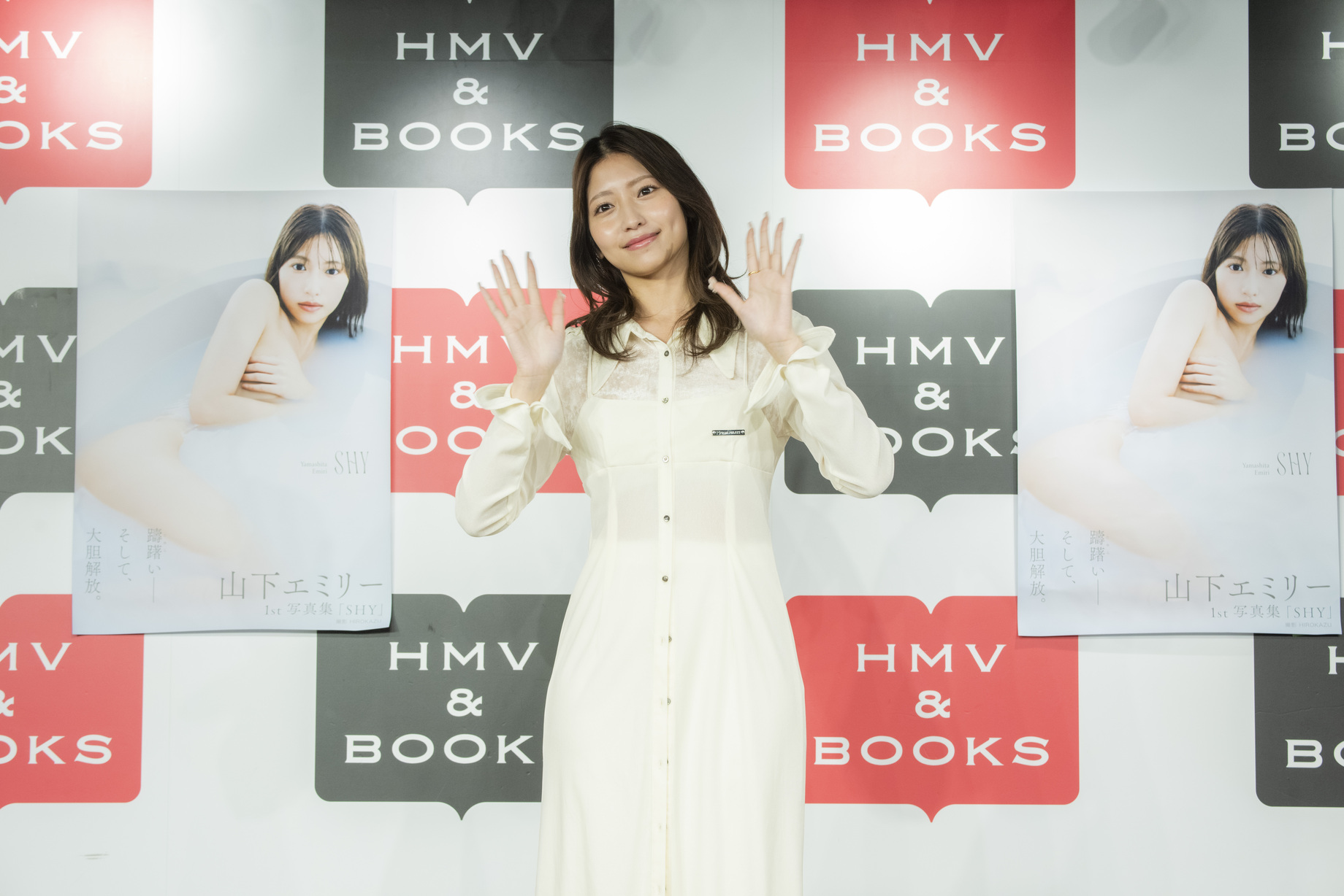 山下エミリー、初の単独写真集を発売の画像