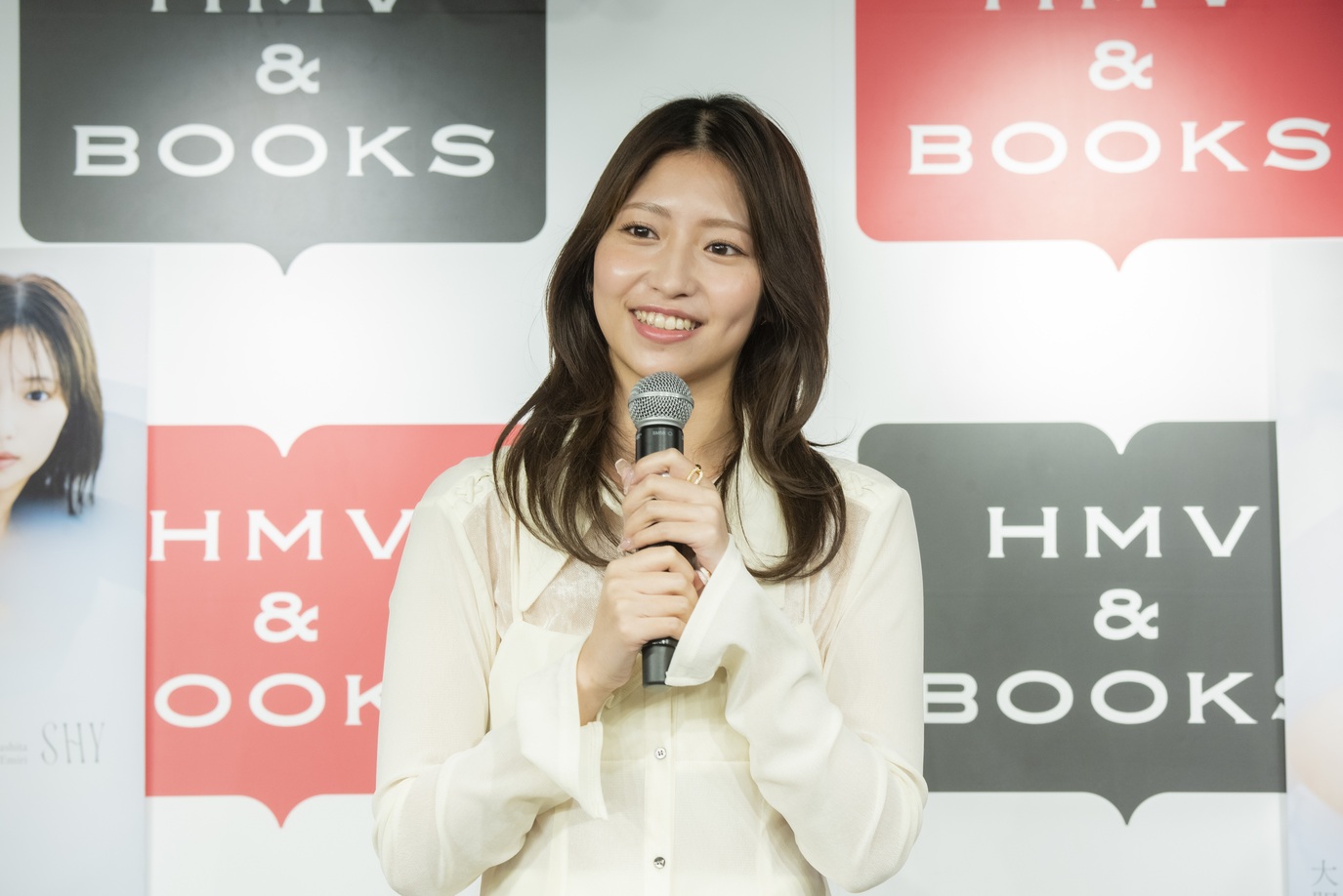 山下エミリー、初の単独写真集を発売の画像