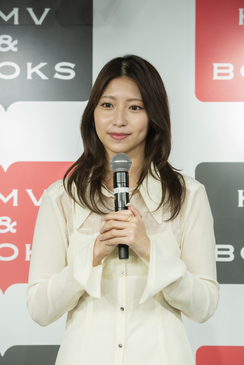 山下エミリー、初の単独写真集を発売の画像