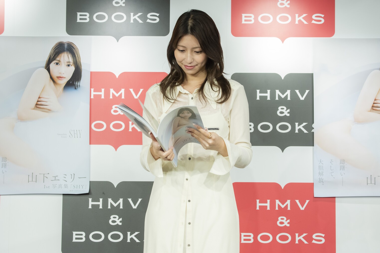 山下エミリー、初の単独写真集を発売の画像