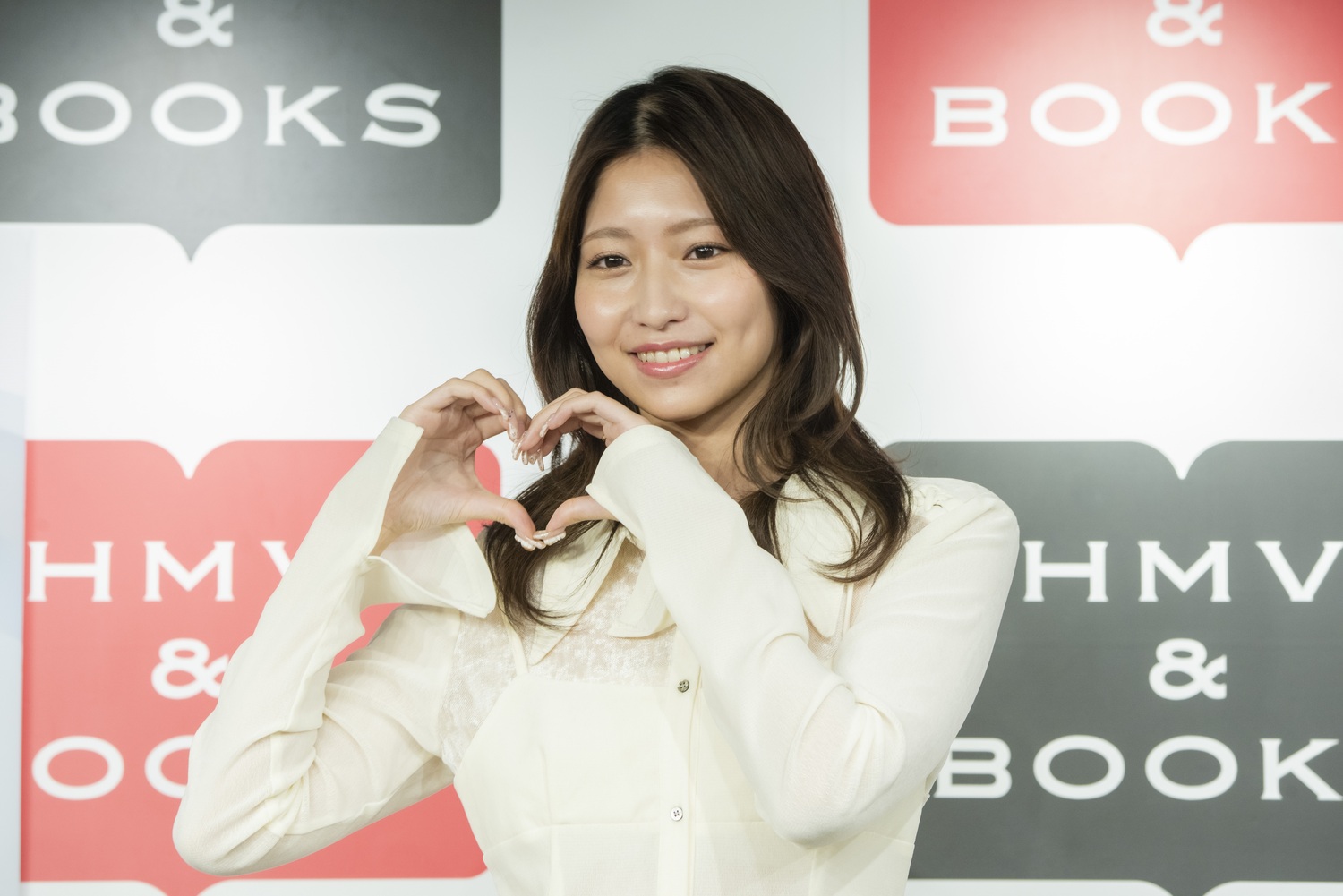 山下エミリー、初の単独写真集を発売の画像