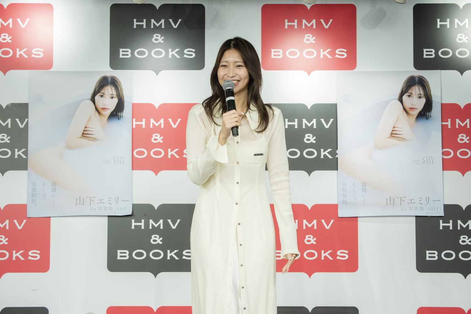 山下エミリー、初の単独写真集を発売の画像