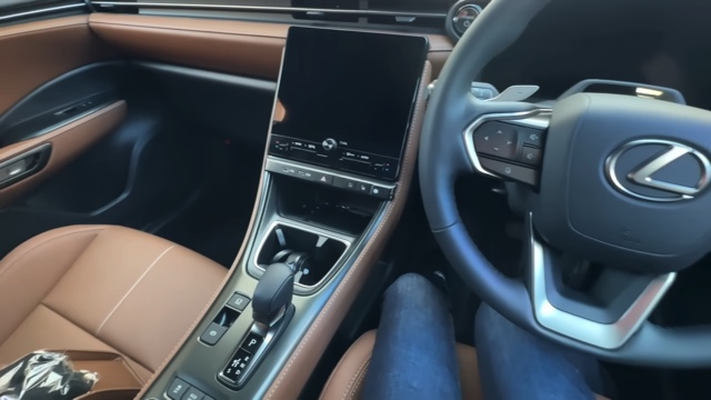 女子高生YouTuber、新車レクサス披露の画像