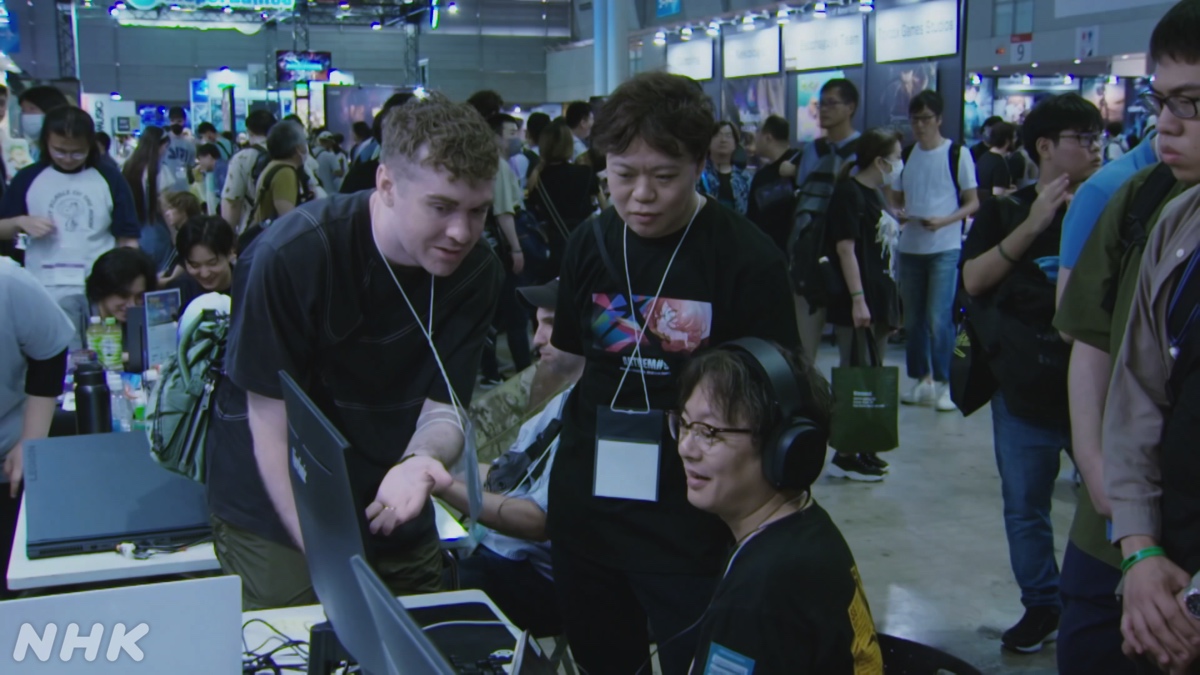 東京ゲームショウでクリエイターと話す集英社ゲームズのスタッフ