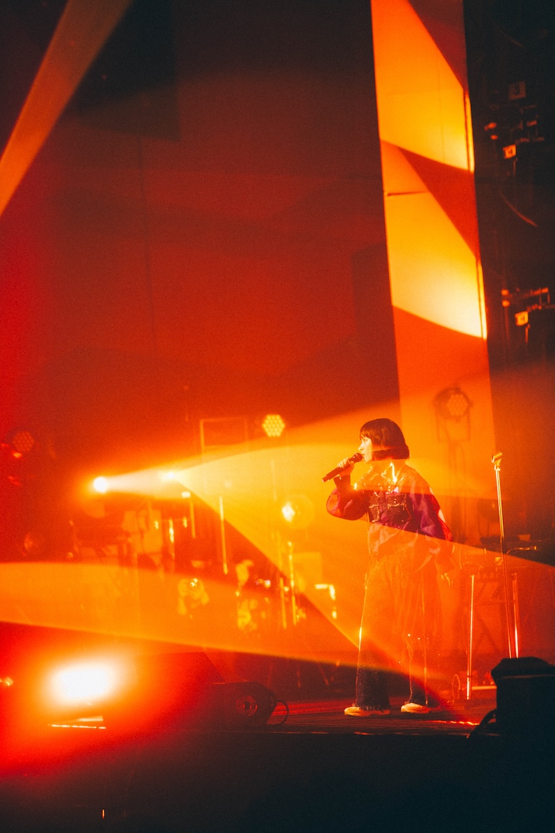 TOMOOライブ写真（撮影＝Kana Tarumi）