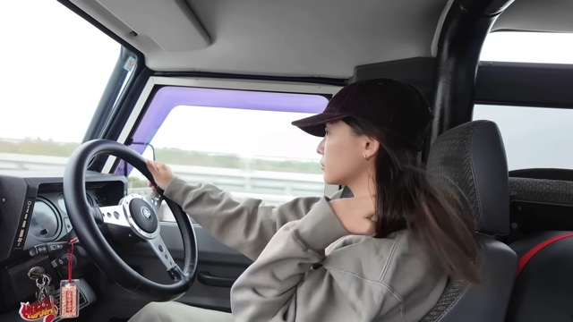 元E-girlsメンバー、高級外車を披露の画像