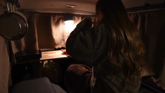 “おひとりさま”女性キャンパー、車中泊満喫の画像