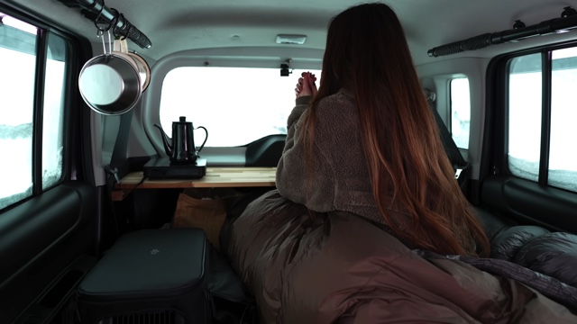 “おひとりさま”女性キャンパー、車中泊満喫の画像