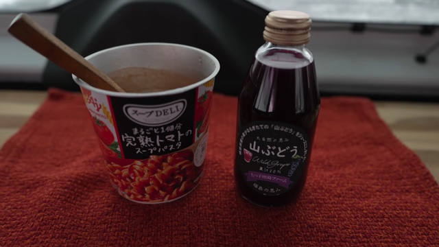 “おひとりさま”女性キャンパー、車中泊満喫の画像