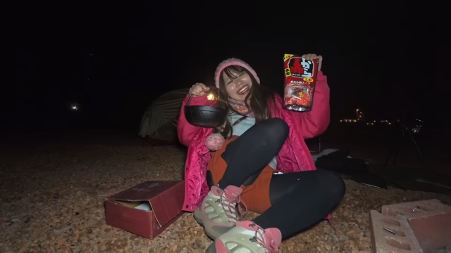 キャンプ女子、恍惚の表情に反響の画像