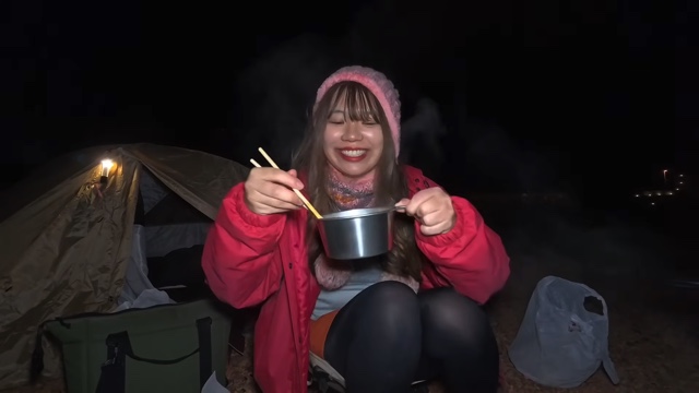 キャンプ女子、恍惚の表情に反響の画像