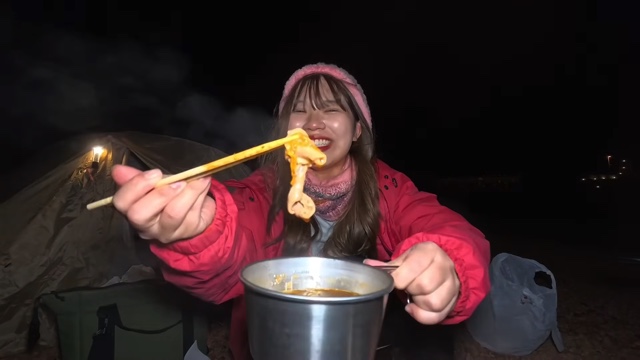 キャンプ女子、恍惚の表情に反響の画像