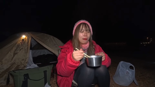 キャンプ女子、恍惚の表情に反響の画像