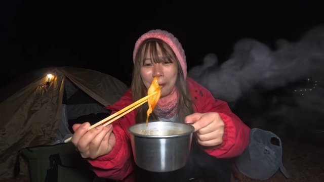 キャンプ女子、恍惚の表情に反響の画像