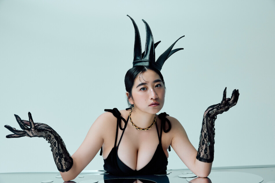 グラビア界の新星・榎原依那、アバンギャルドな姿を披露