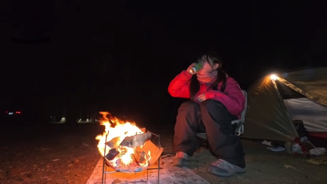 “日本一だらしない”キャンプ女子、夕食を披露の画像